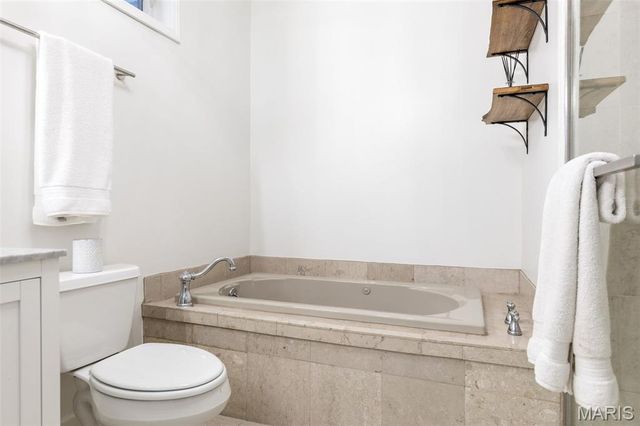 886 Warwick Lane, Glendale, MO 63122