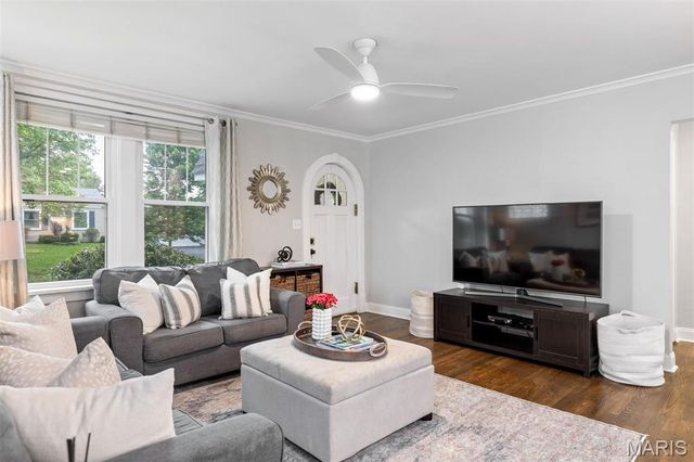 886 Warwick Lane, Glendale, MO 63122