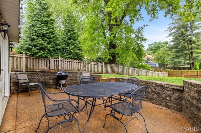886 Warwick Lane, Glendale, MO 63122