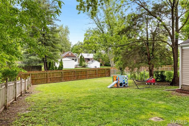 886 Warwick Lane, Glendale, MO 63122