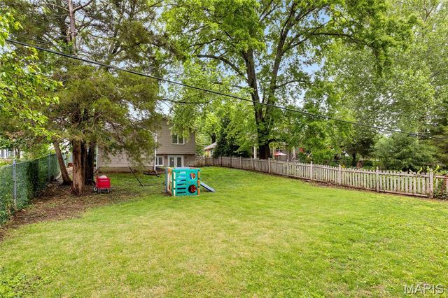886 Warwick Lane, Glendale, MO 63122
