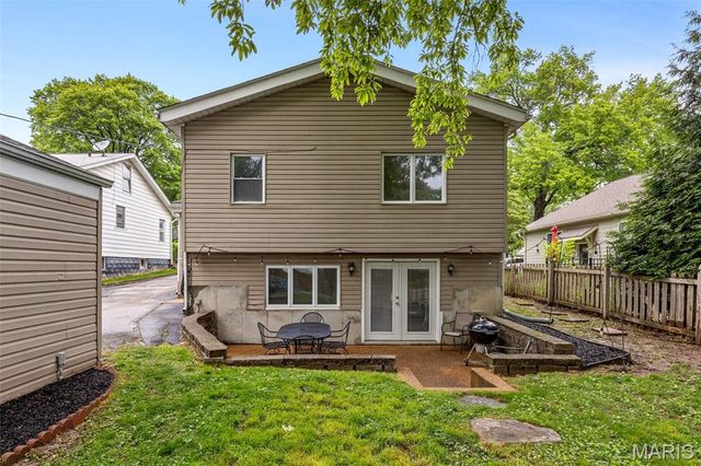 886 Warwick Lane, Glendale, MO 63122