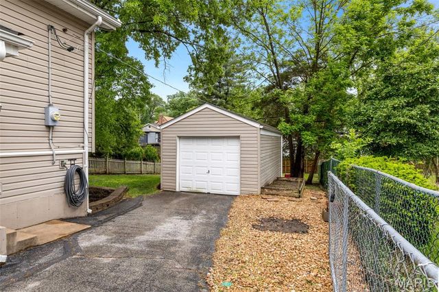 886 Warwick Lane, Glendale, MO 63122