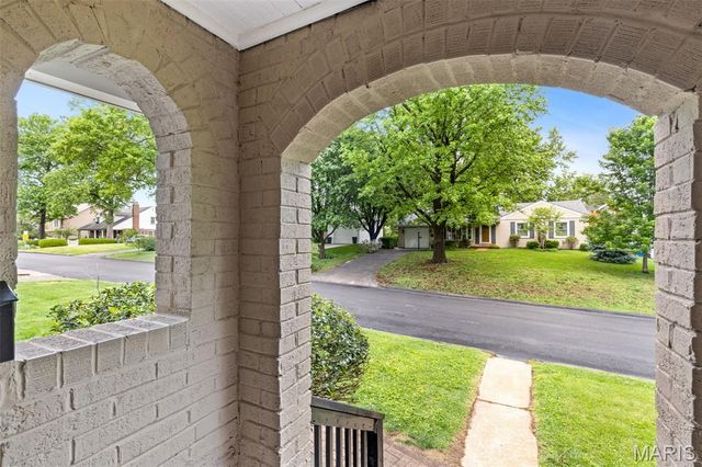 886 Warwick Lane, Glendale, MO 63122