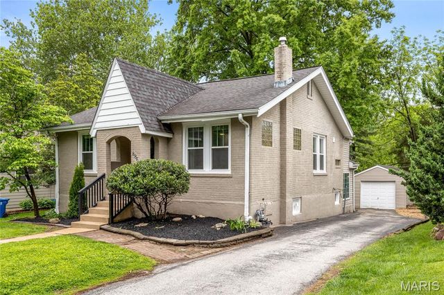 886 Warwick Lane, Glendale, MO 63122