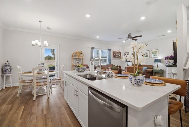 572 Golden Oaks Circle, Dothan, AL 36301