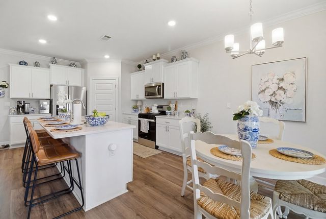 572 Golden Oaks Circle, Dothan, AL 36301