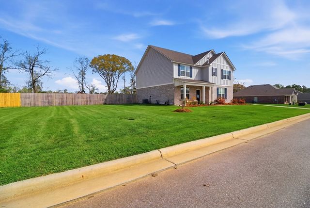 572 Golden Oaks Circle, Dothan, AL 36301