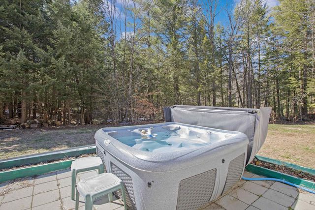 567 N Stark Highway, Weare, NH 03281