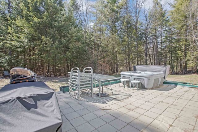567 N Stark Highway, Weare, NH 03281