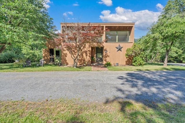 180 Daleview DR, Daleville, VA 24083