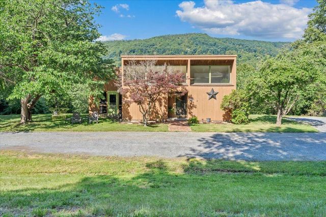 180 Daleview DR, Daleville, VA 24083
