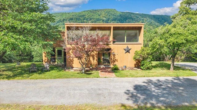 180 Daleview DR, Daleville, VA 24083
