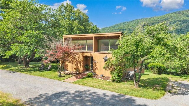 180 Daleview DR, Daleville, VA 24083