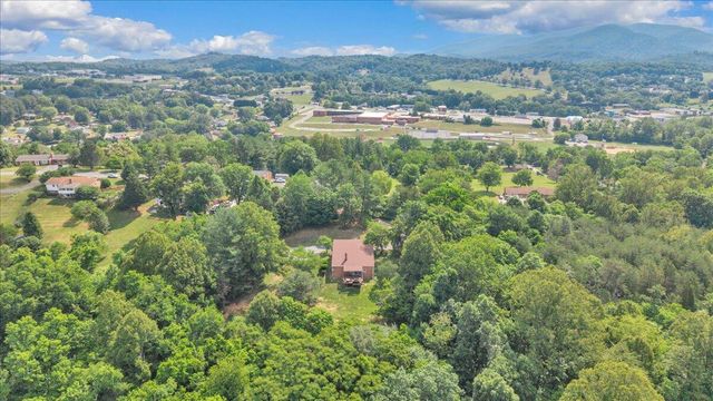 180 Daleview DR, Daleville, VA 24083