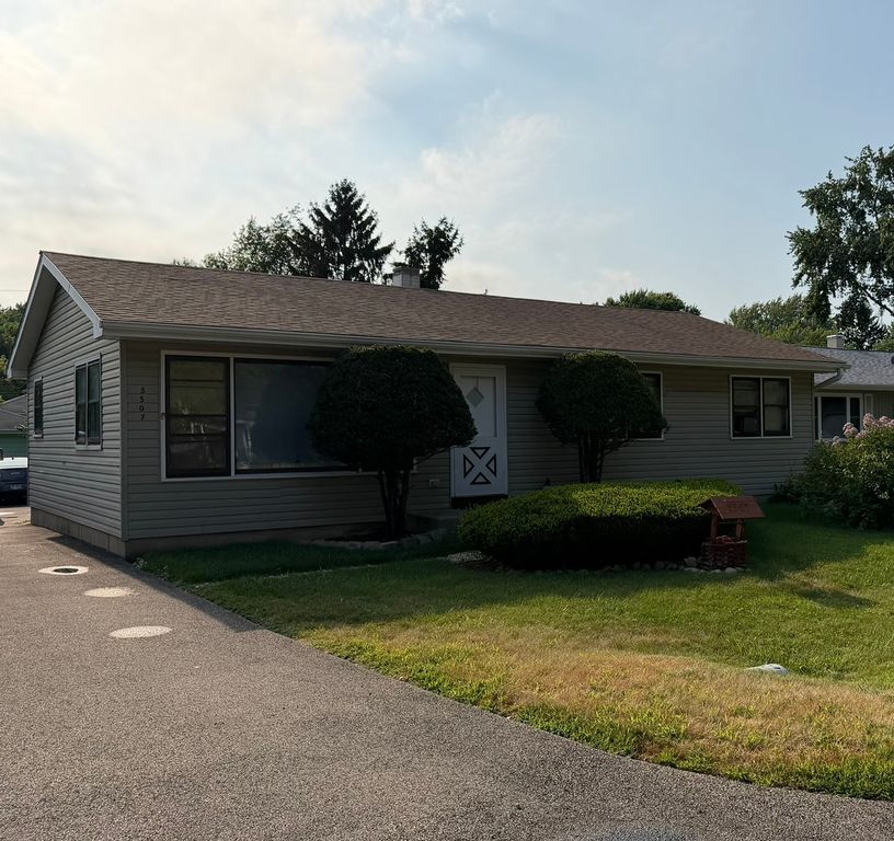 5507 Burwood Road, Oakwood Hills, IL 60013
