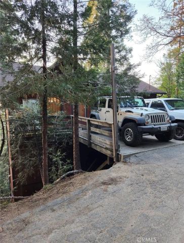 24066 Lakeview Drive, Crestline, CA 92325
