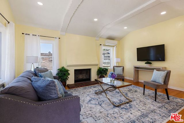 1433 Livonia Avenue, Los Angeles, CA 90035