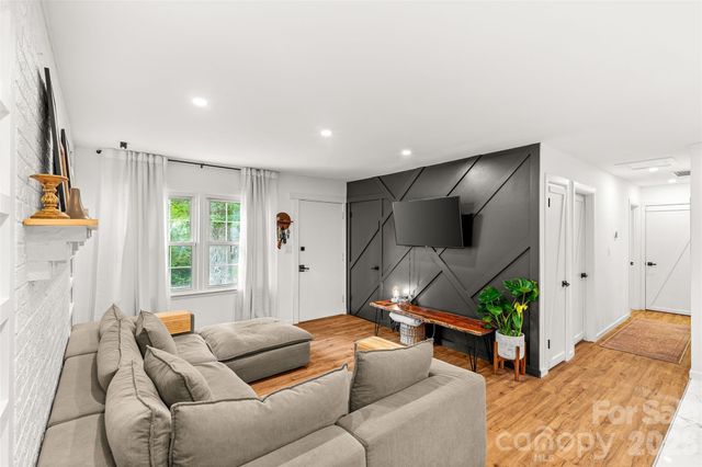 3900 Dunwoody Drive, Charlotte, NC 28215