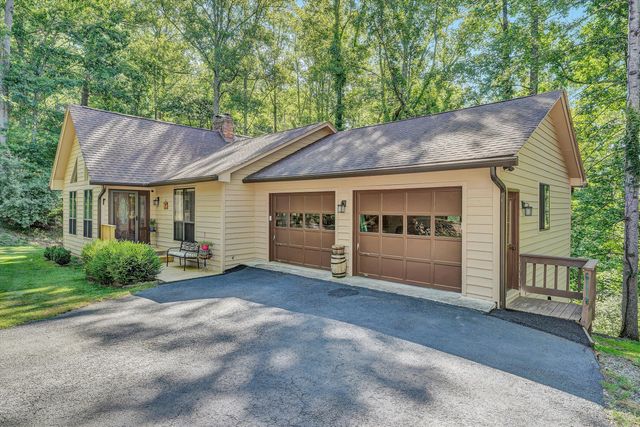 400 W Beaver Dam CT, Goodview, VA 24095
