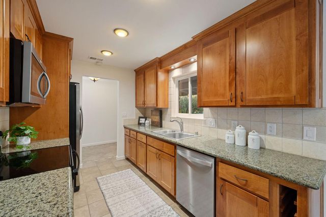 627 Marina Cir, Davis, CA 95616