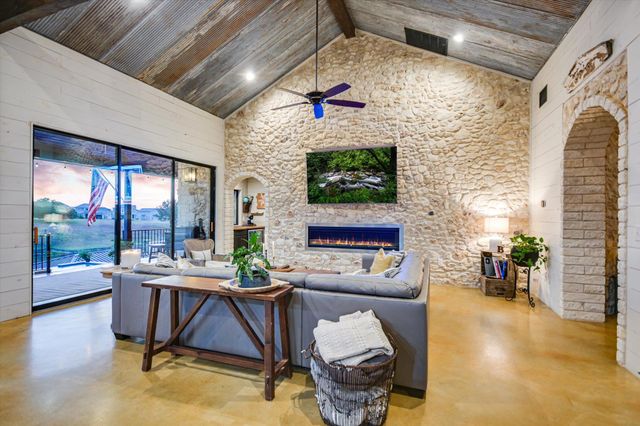 112 CLEARWATER DR, Kingsland, TX 78639