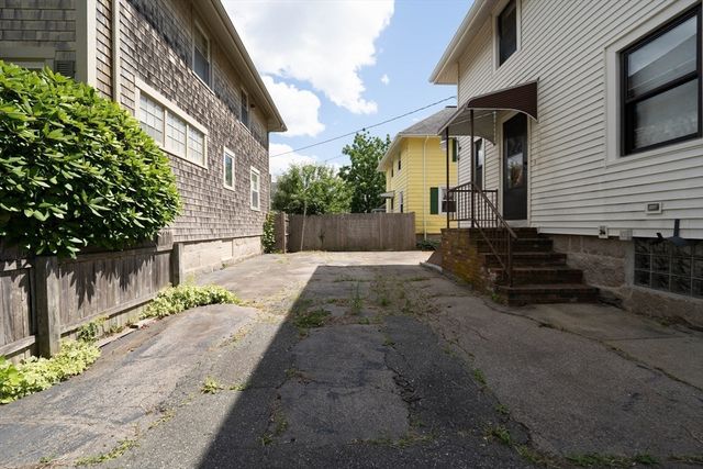 46 Park St, New Bedford, MA 02740