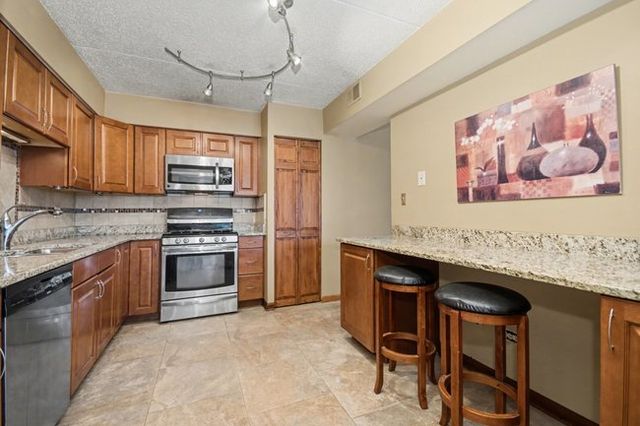 16032 Crystal Creek Drive 2B, Orland Park, IL 60462