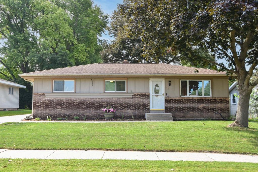 1417 Patricia DRIVE, West Bend, WI 53090
