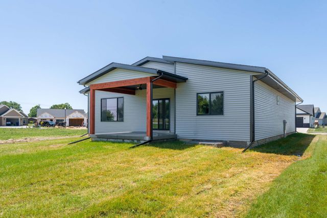 1413 Colonial Court, Eldridge, IA 52748