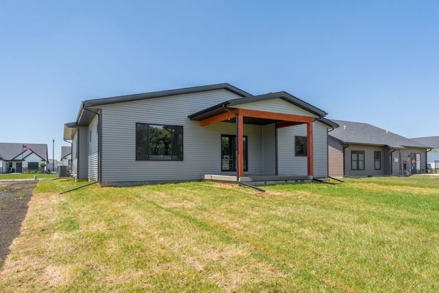 1413 Colonial Court, Eldridge, IA 52748
