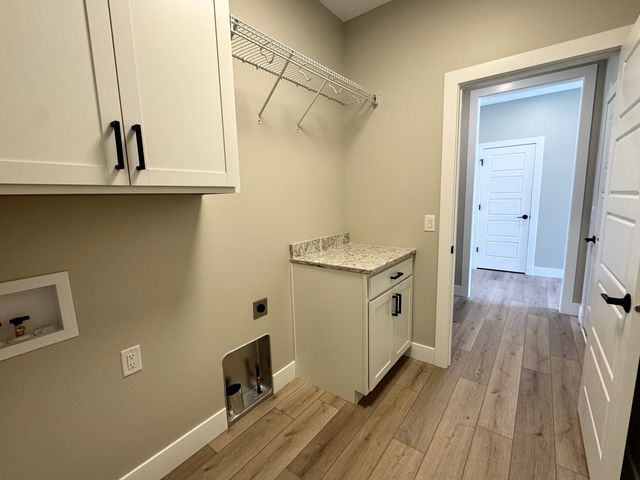 1413 Colonial Court, Eldridge, IA 52748
