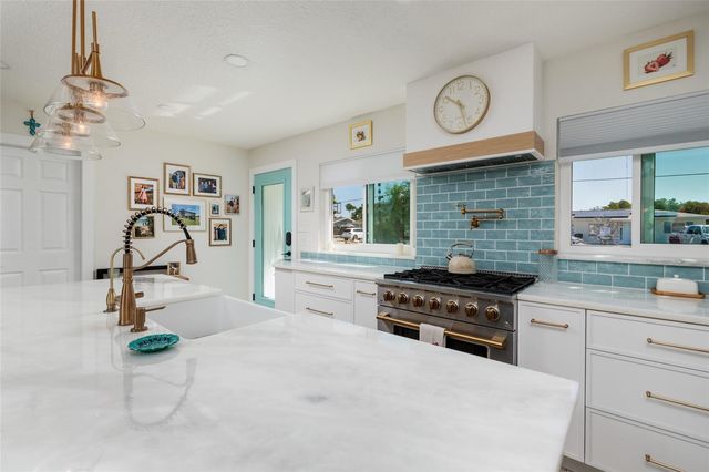 9298 SUN ISLE DRIVE NE, St Petersburg, FL 33702