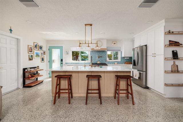 9298 SUN ISLE DRIVE NE, St Petersburg, FL 33702