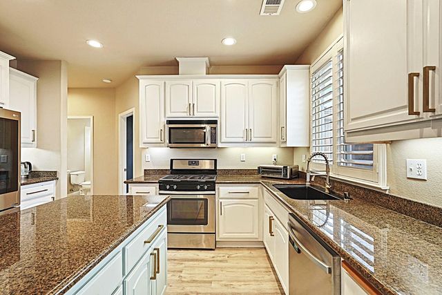 202 Bullion Hill Dr, Valley Springs, CA 95252