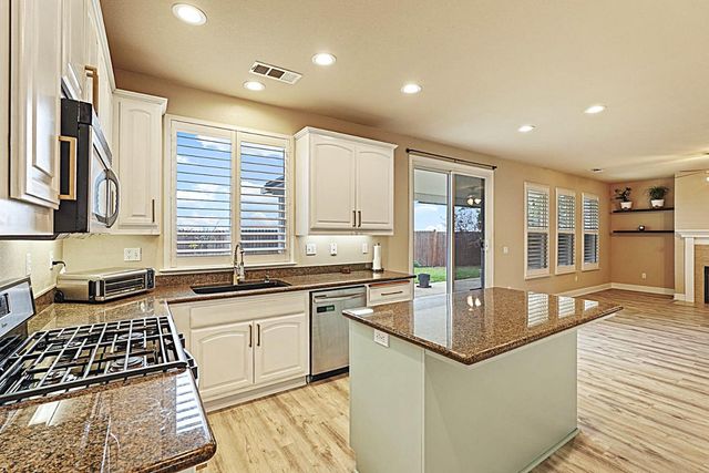 202 Bullion Hill Dr, Valley Springs, CA 95252