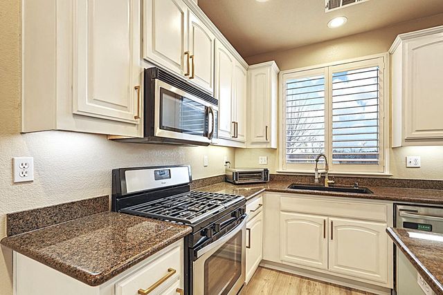 202 Bullion Hill Dr, Valley Springs, CA 95252