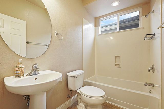 202 Bullion Hill Dr, Valley Springs, CA 95252