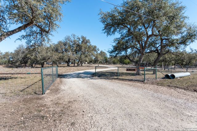 381 Camino Primero, Leakey, TX 78873