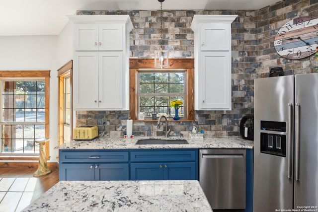 381 Camino Primero, Leakey, TX 78873