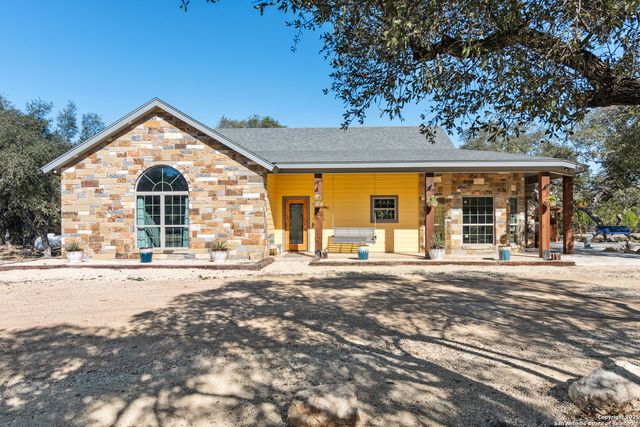 381 Camino Primero, Leakey, TX 78873