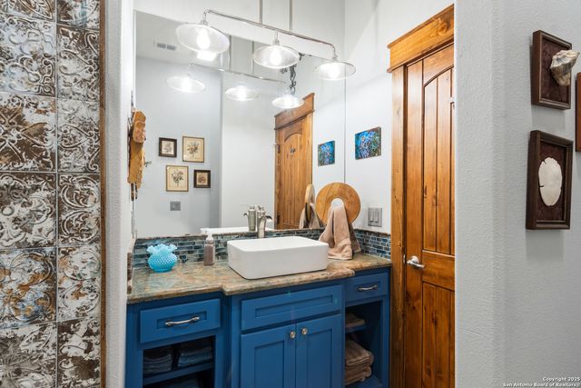 381 Camino Primero, Leakey, TX 78873