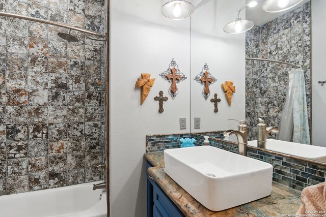 381 Camino Primero, Leakey, TX 78873