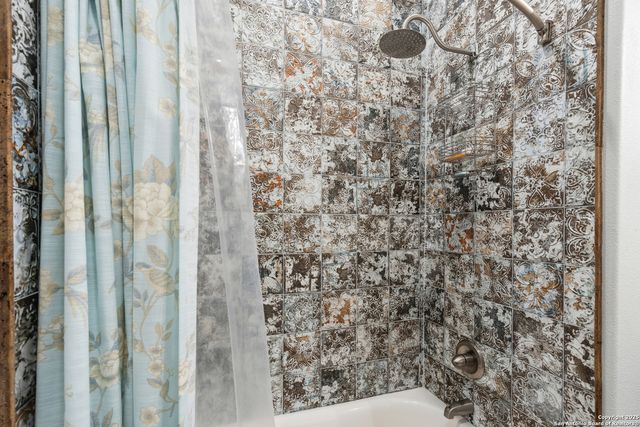 381 Camino Primero, Leakey, TX 78873