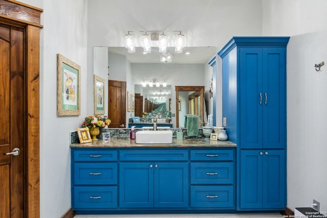 381 Camino Primero, Leakey, TX 78873