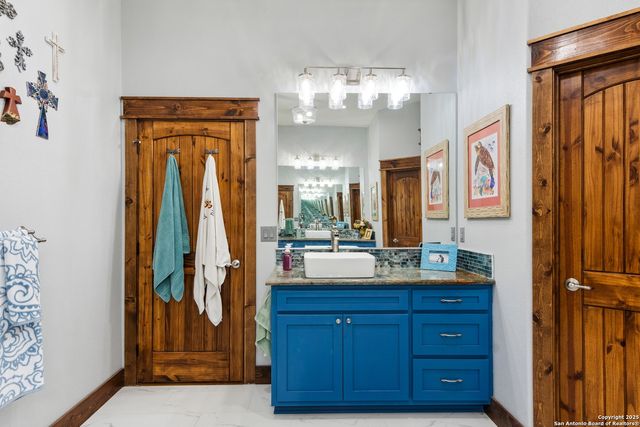 381 Camino Primero, Leakey, TX 78873