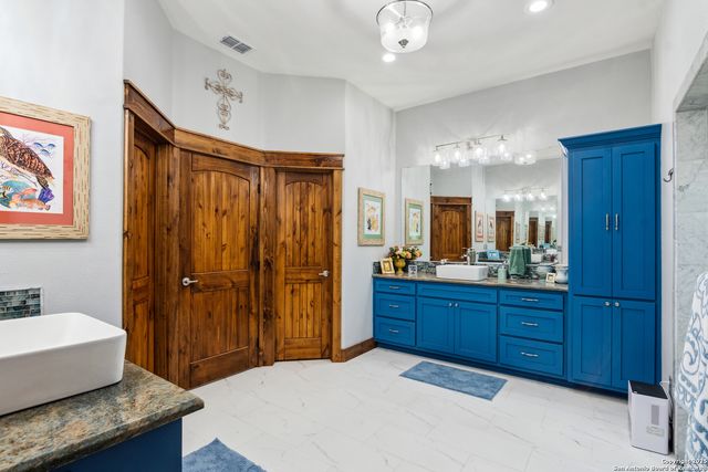 381 Camino Primero, Leakey, TX 78873