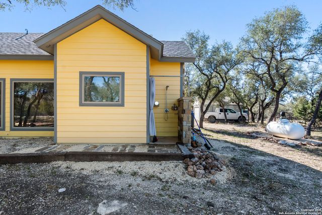 381 Camino Primero, Leakey, TX 78873