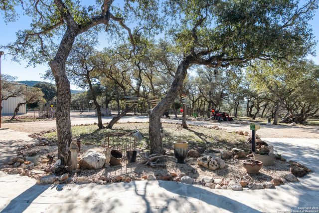 381 Camino Primero, Leakey, TX 78873