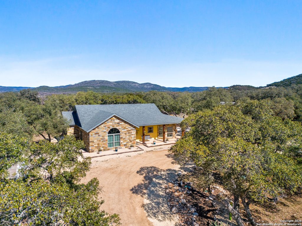 381 Camino Primero, Leakey, TX 78873
